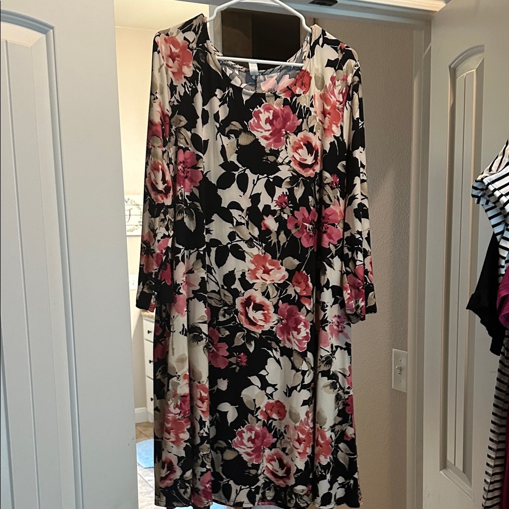 Chic Long Sleeve Floral Dress in Black and Pink